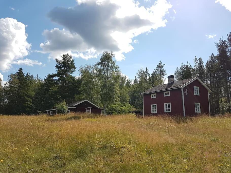 Charmig Gard Med Bastu, Strandtomt Och Utedusch I Naturskoent Omrade Sveg Exteriér fotografie